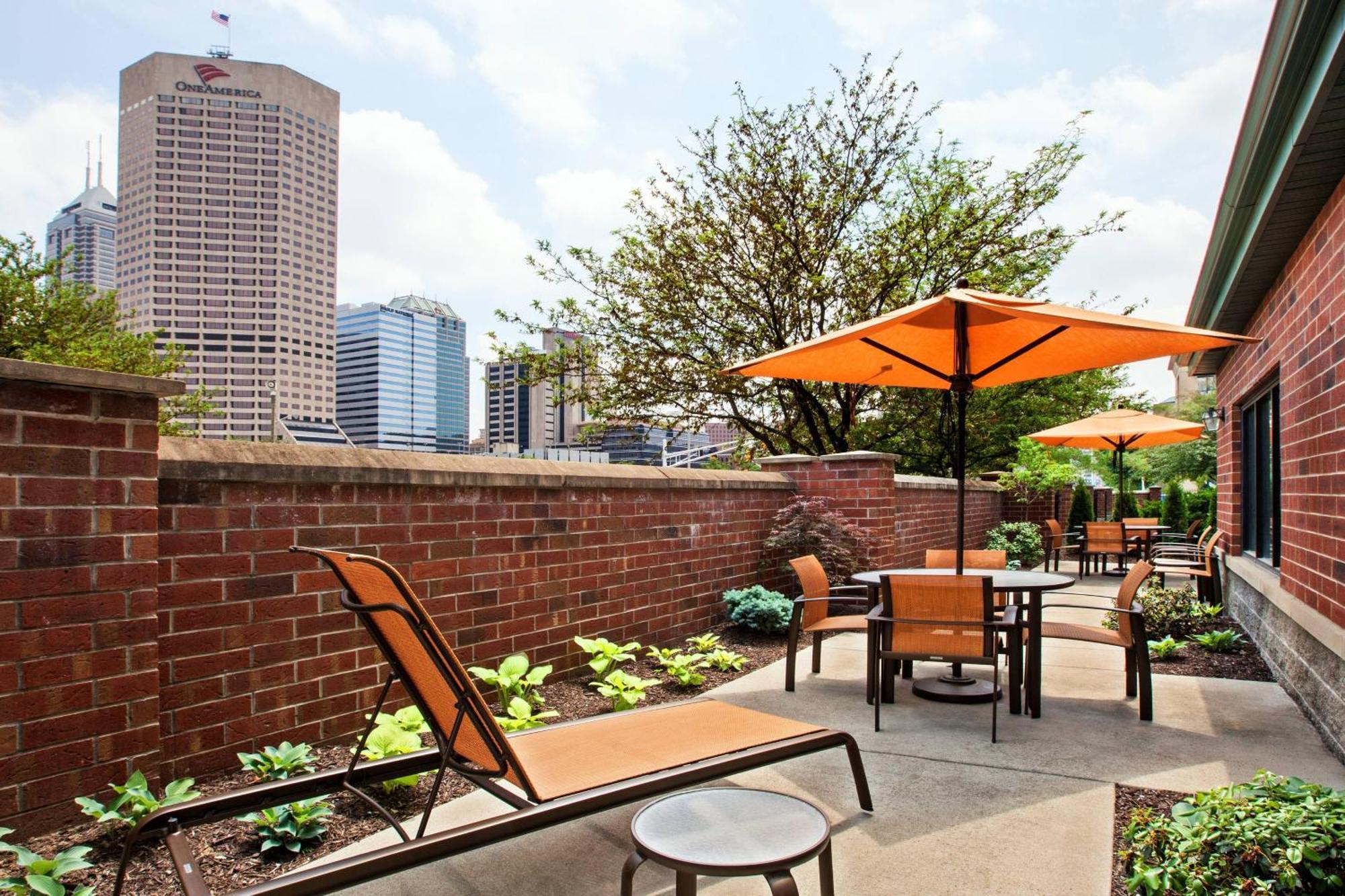 Courtyard Indianapolis At The Capitol Hotel ภายนอก รูปภาพ
